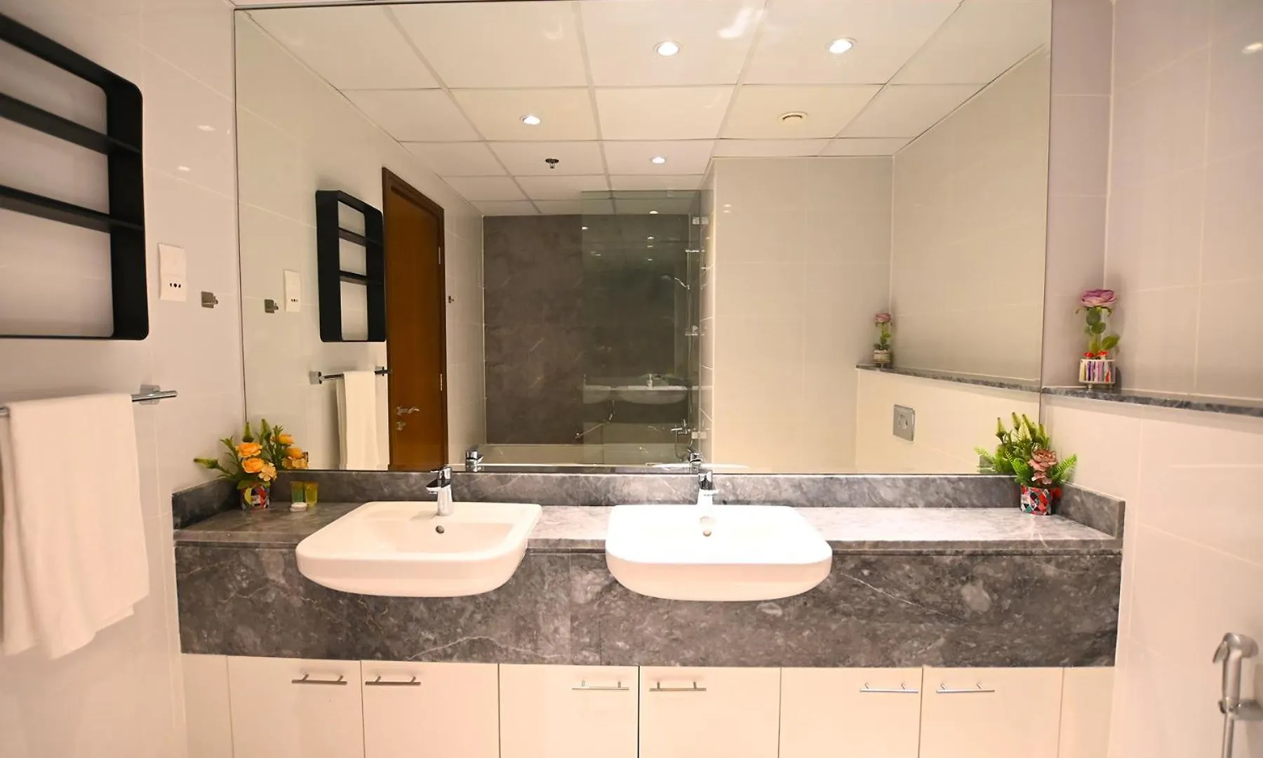 アパート Brown Stone - Canal View Five Star Residence ドバイ